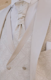 Abito taglio smoking damascato Color oro con gilet doppiopetto